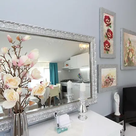 Rose Apartment *